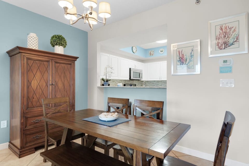 Dining room seats 6