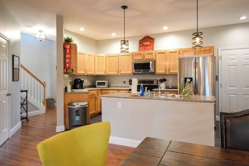 “This was a great spot for a girls’ trip! It was a quick ride to downtown but still super affordable. The house was very clean and had plenty of bathrooms/multiple mirrors for getting ready. Would definitely recommend!”
Ellen-Past Guest
