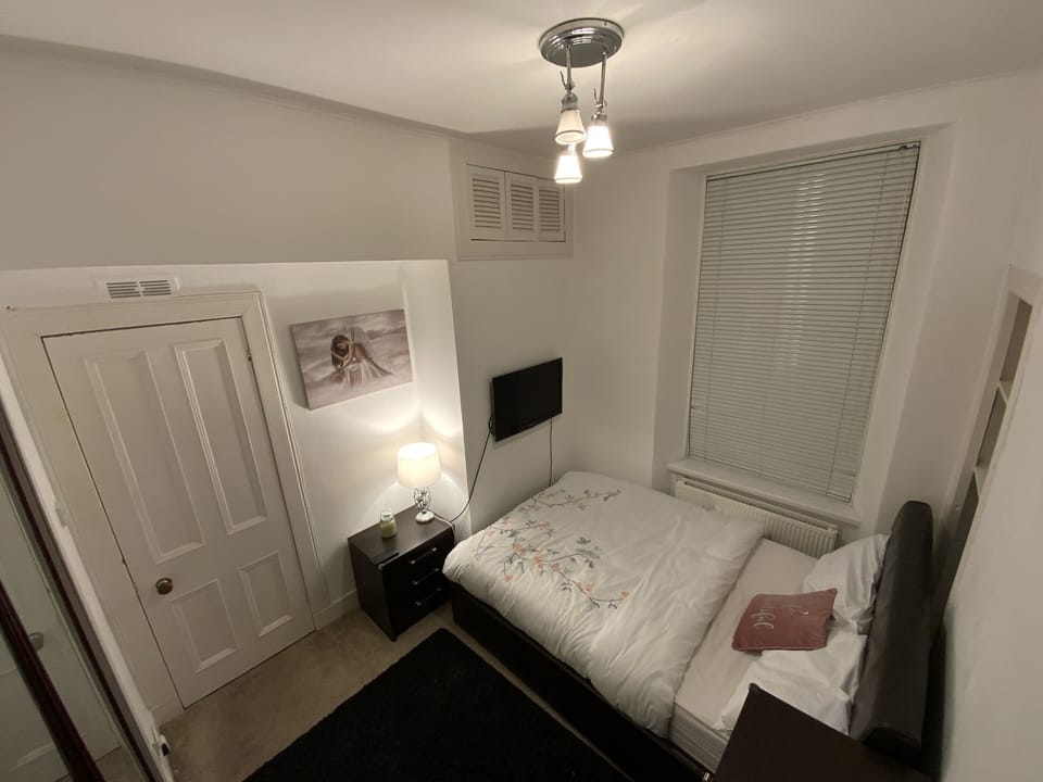 Apartment - Sleeps2 - City Centre - Parking - Yard Apartment in Aberdeen
