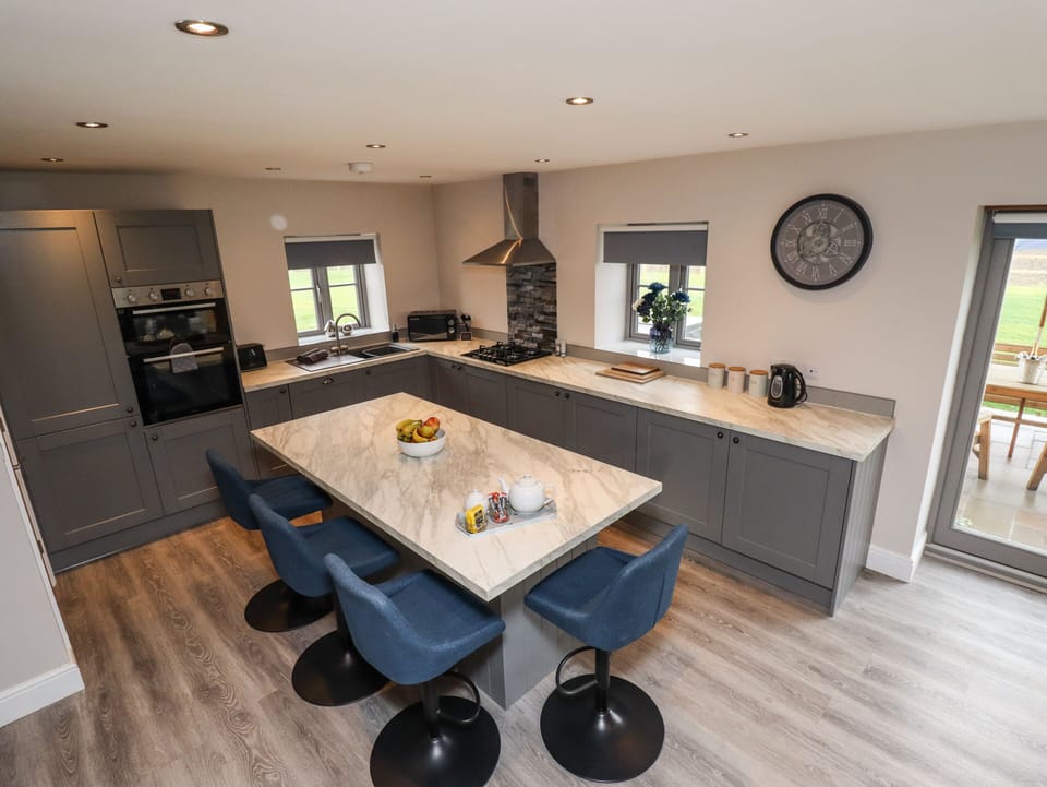 Cottage | Private kitchen | Fridge, microwave, dishwasher, electric kettle