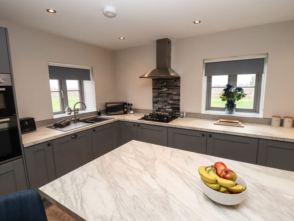 Cottage | Private kitchen | Fridge, microwave, dishwasher, electric kettle