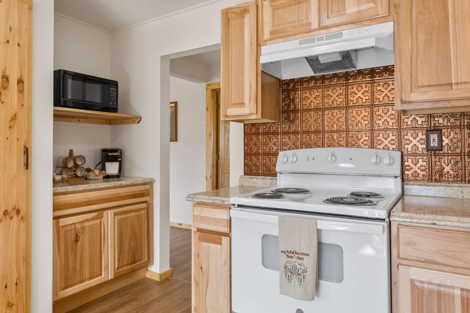 Time for coffee, tea or hot chocolate. Microwave & full size kitchen appliances.