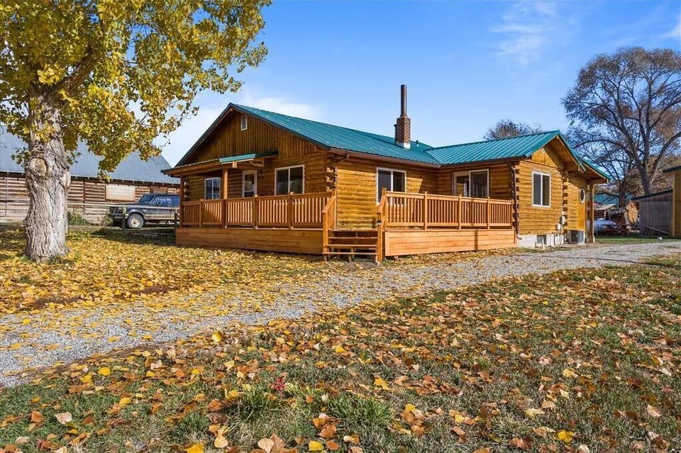 Side view of the cabin.