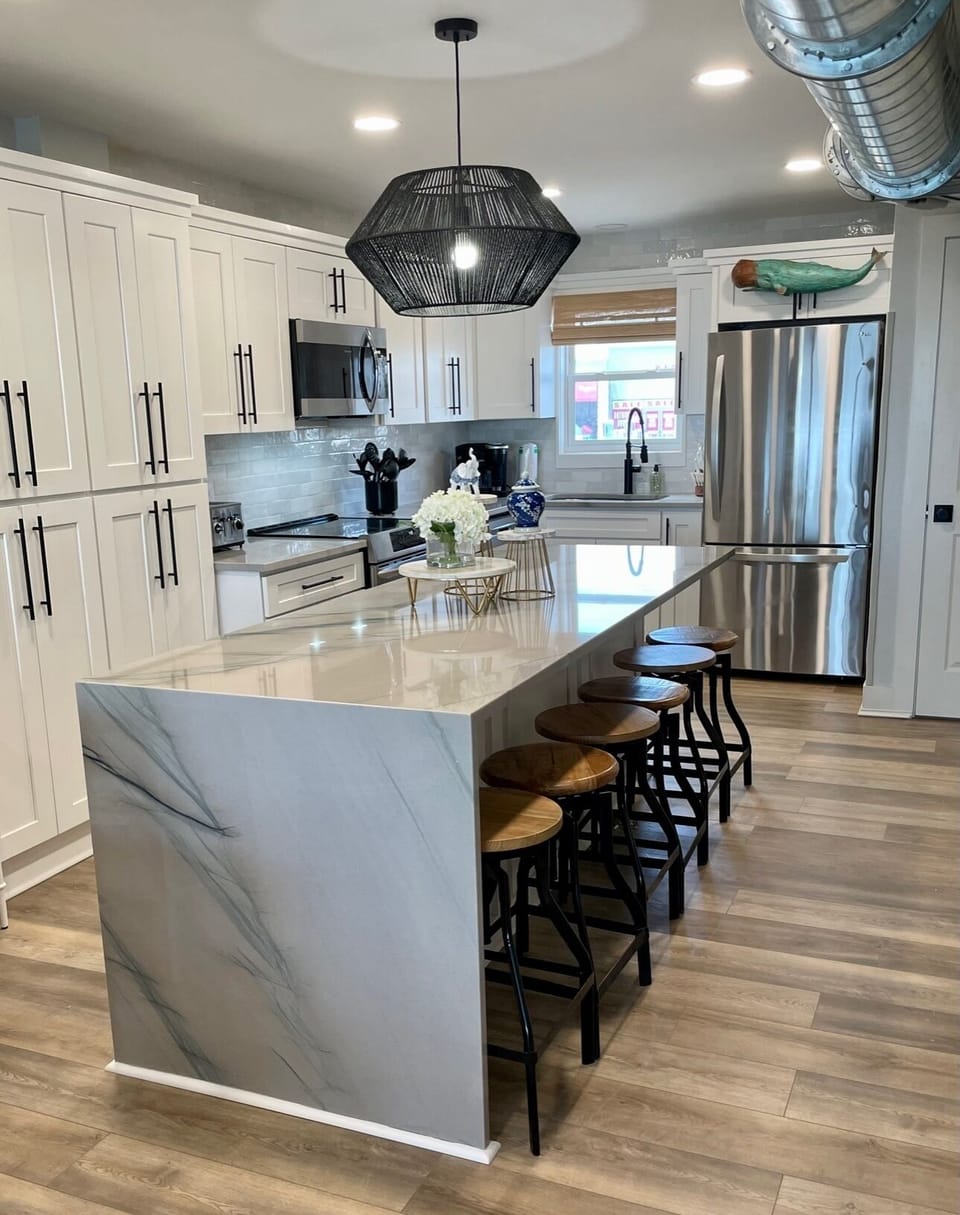 Large Island for Prep, Serving and Dining