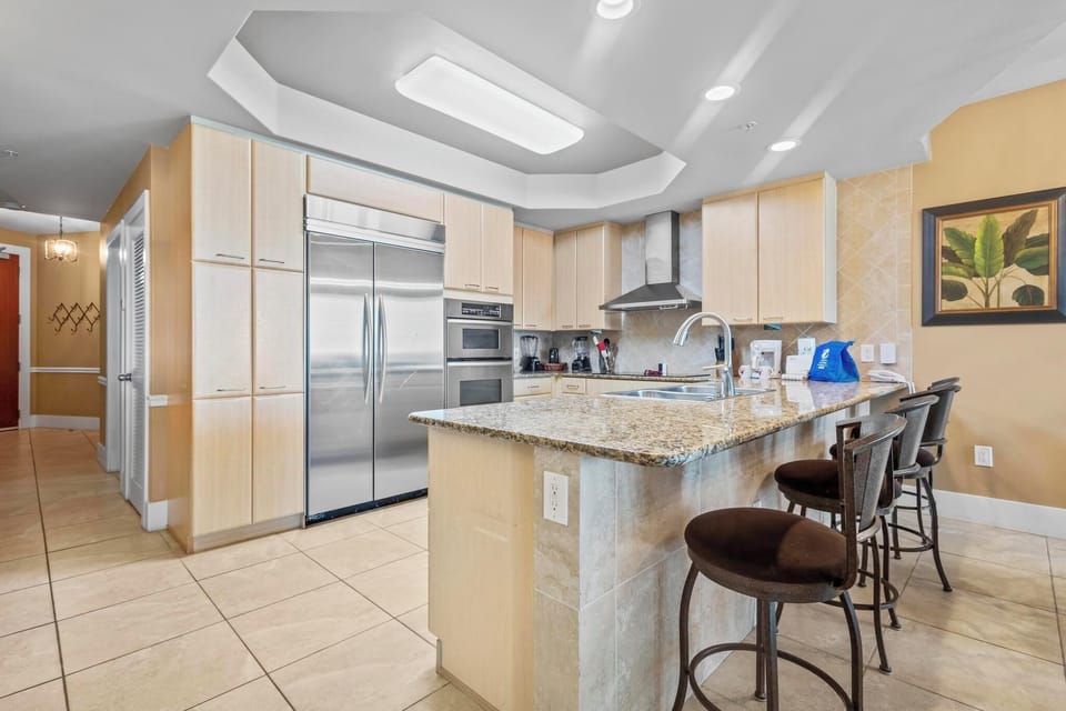 Breakfast bar and kitchen