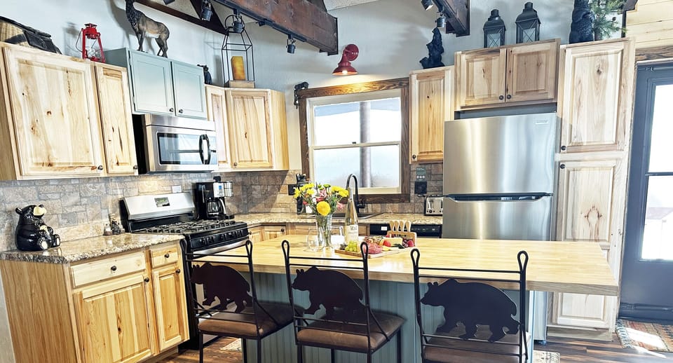 Easily prepare meals in a generously-equipped kitchen. Find a large spice/seasoning selection, oils, quality cookware and appliances, free coffee, creamer and sweeteners, condiments, etc. - Ev