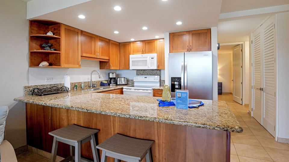 Fully equipped Kitchen with bar seating