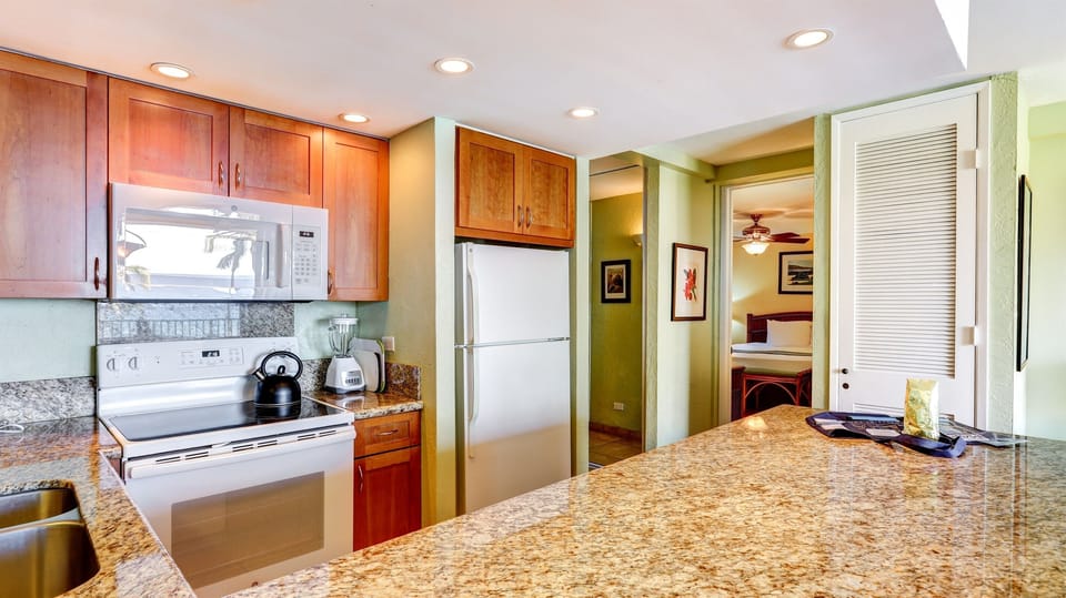 Granite Counter tops and washer/dryer in unit