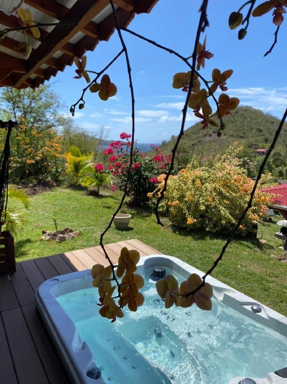 Outdoor spa tub