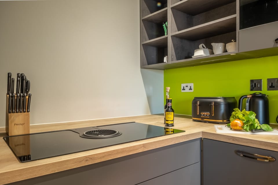 Ground floor: Kitchen with large induction hob