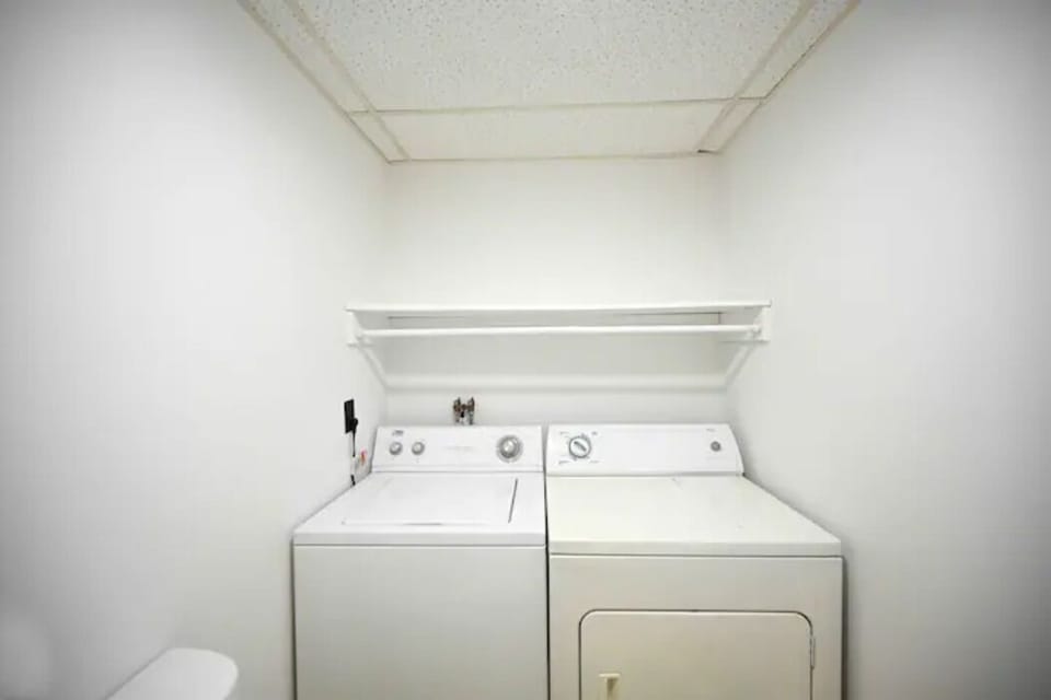 1/2 Bath / Laundry Room: 1st Floor