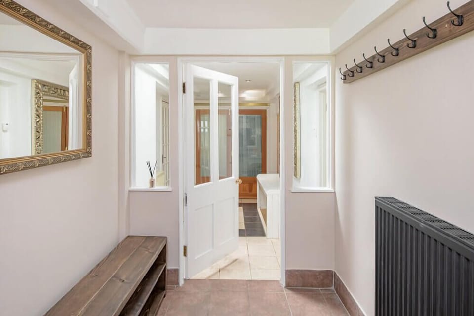 Ground floor: Entrance hallway