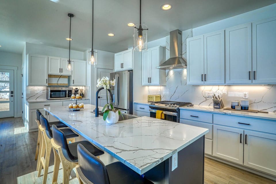 Fully equipped glamour kitchen has everything you and your guests will need. Dine in or hit the town in just 5 mins.