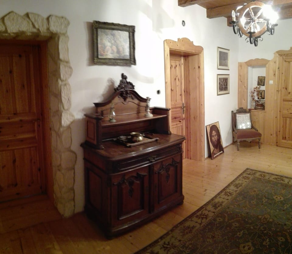 Bathroom to studio with toilet and shower