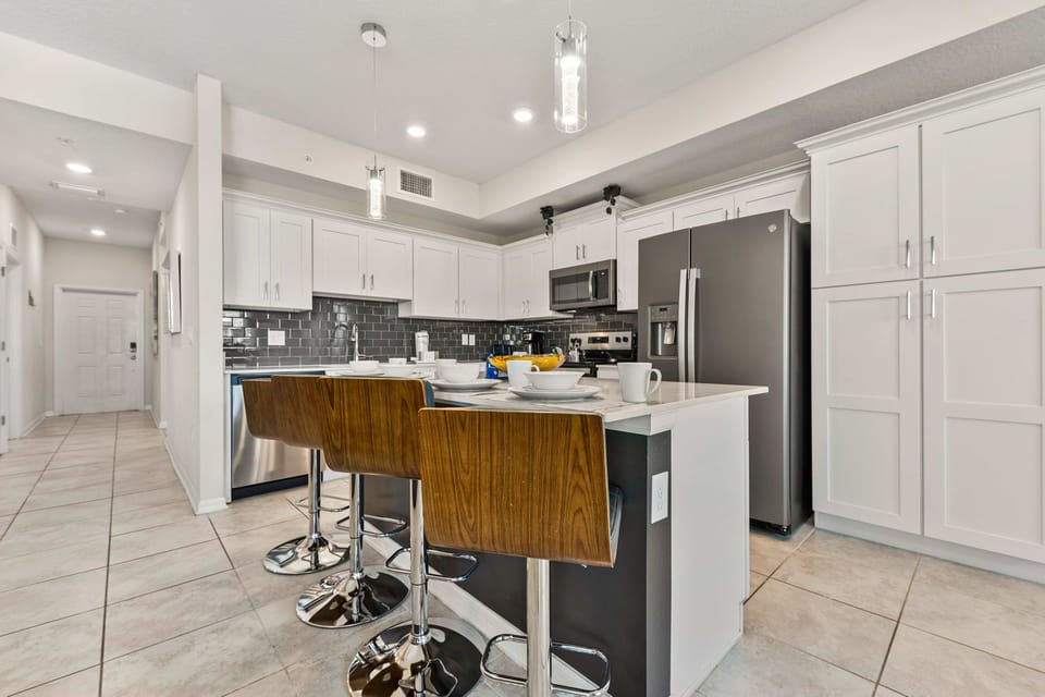 Charming Kitchen of the condo in Kissimmee Florida - Modern kitchen with sleek, stainless-steel appliances - Smart use of space with versatile storage solutions - Fully Equipped - Open concept connecting the kitchen to the dining and living area