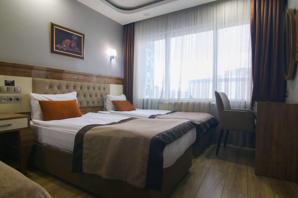 Hypo-allergenic bedding, minibar, in-room safe, blackout drapes