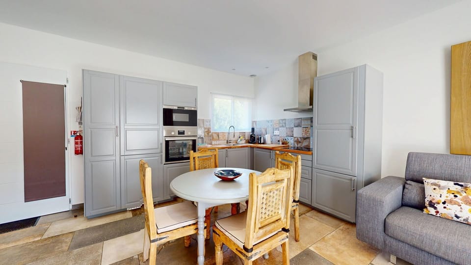 Villa Deluxe avec SPA privatif (Riviera) | Living area | 50-inch LED TV with cable channels, pay movies, streaming services