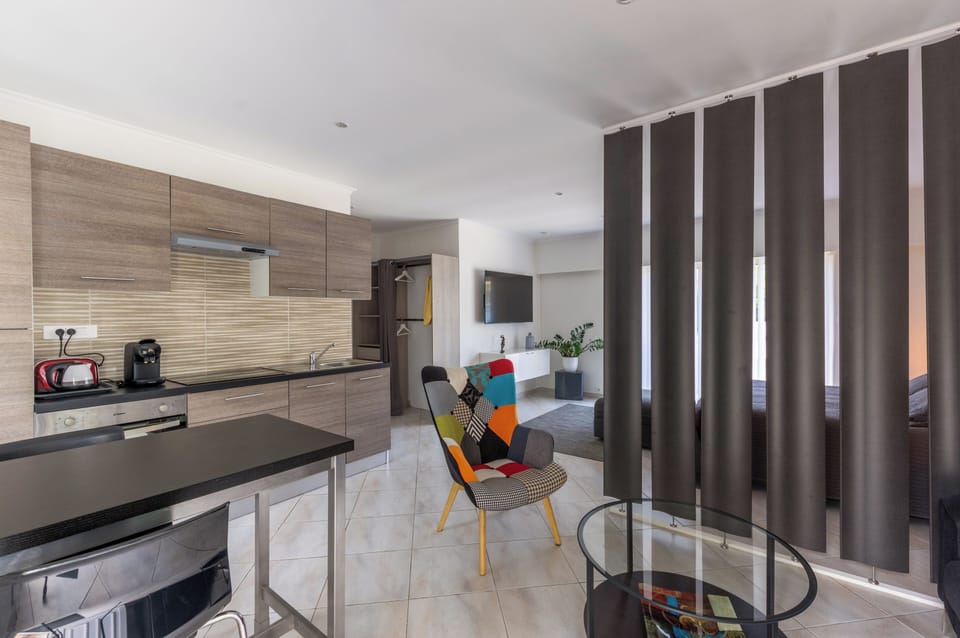 Superior Suite | Private kitchen | Full-size fridge, microwave, oven, stovetop