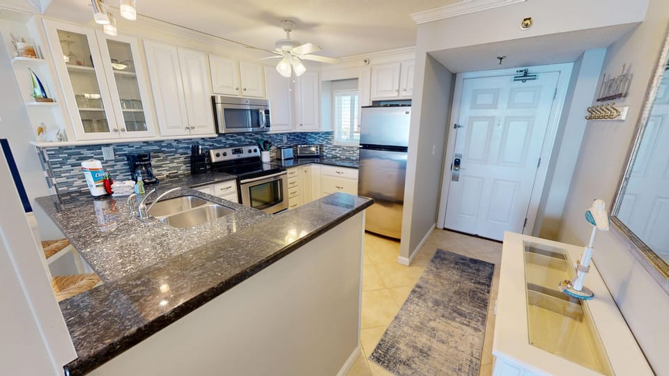 Condo, 2 Bedrooms | Private kitchen | Fridge, oven, stovetop, coffee/tea maker