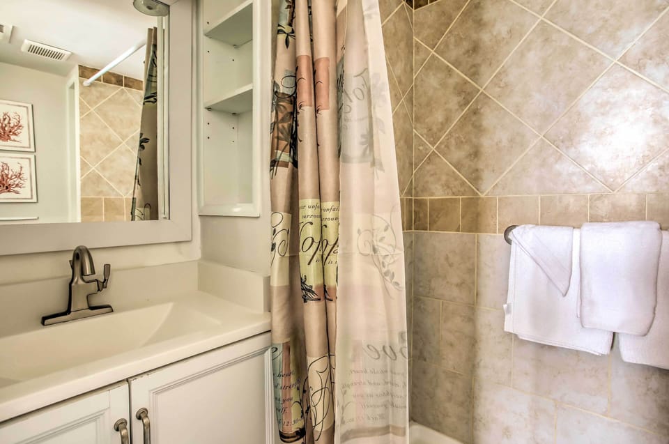 Full Bathroom | Towels Provided
