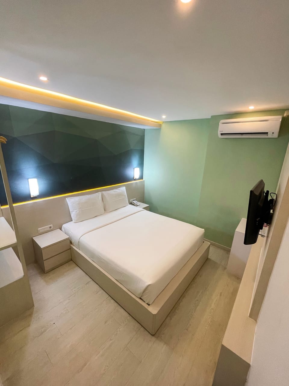 Superior Double Room, 1 Queen Bed, Smoking | Desk, free WiFi, bed sheets