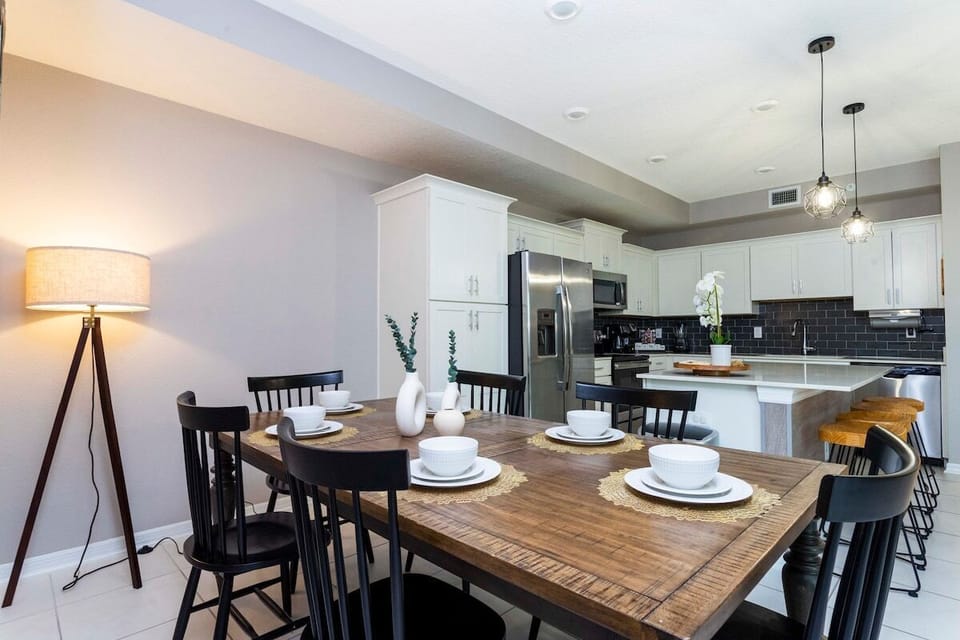 An elegant and warm style, our dining area is perfect for quality time with your loved ones, while you prepare the most delicious plate at out equipped kitchen.