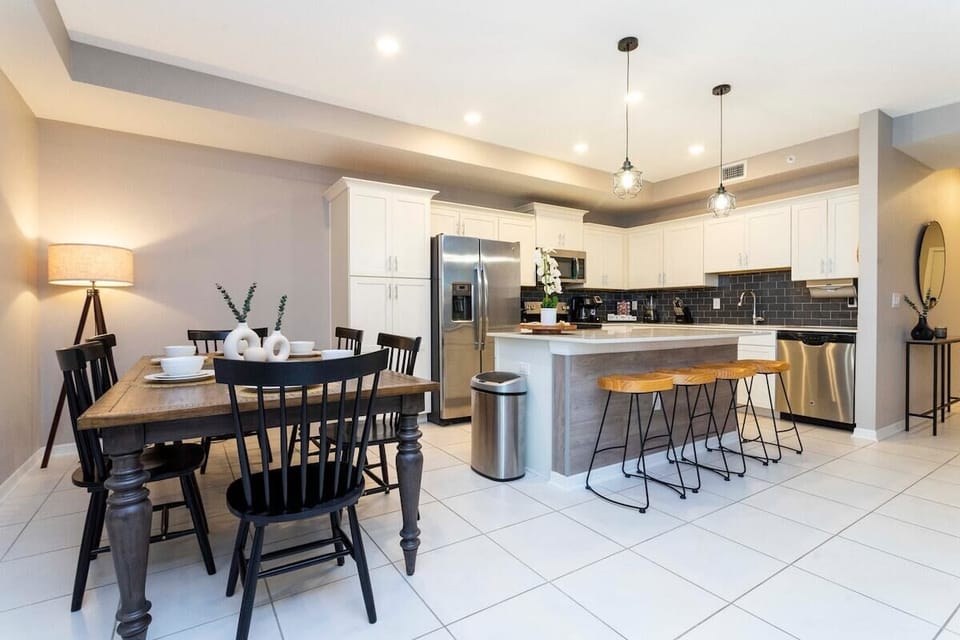 An elegant and warm style, our dining area is perfect for quality time with your loved ones, while you prepare the most delicious plate at out equipped kitchen.