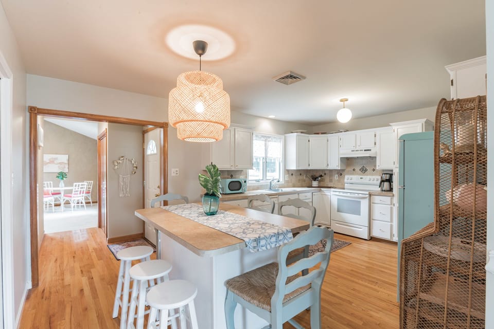 Share food and laughter at this expansive island.