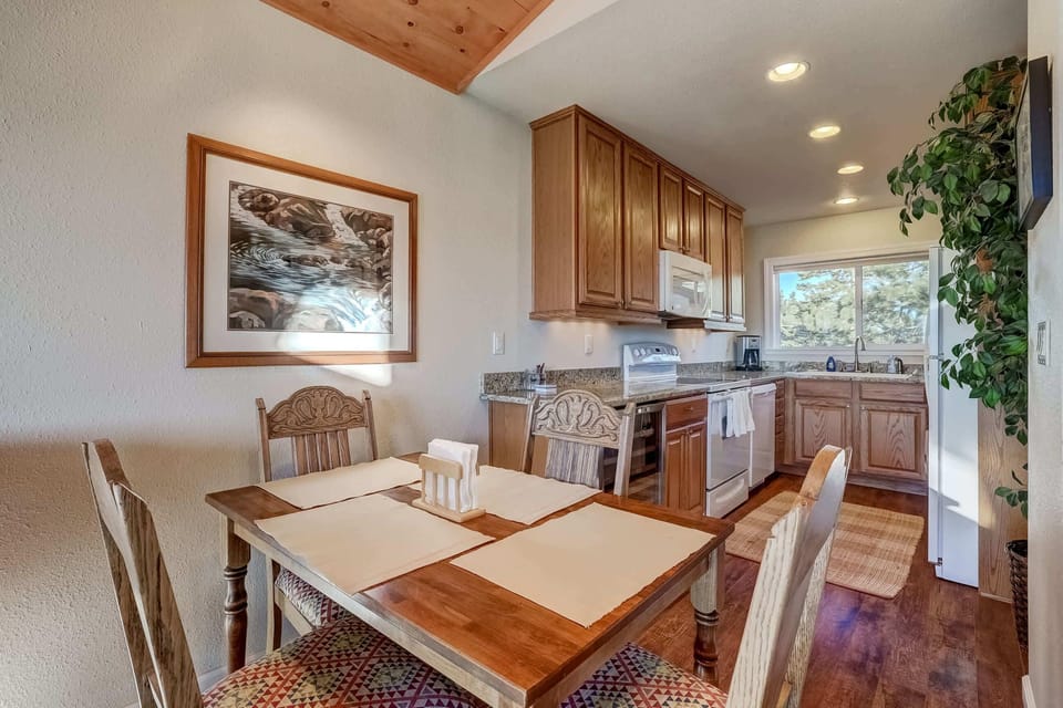 Townhome, Multiple Beds, Balcony, Mountain View (Scenic Escape) | Dining