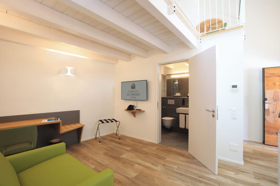 32-inch Smart TV with satellite channels, TV