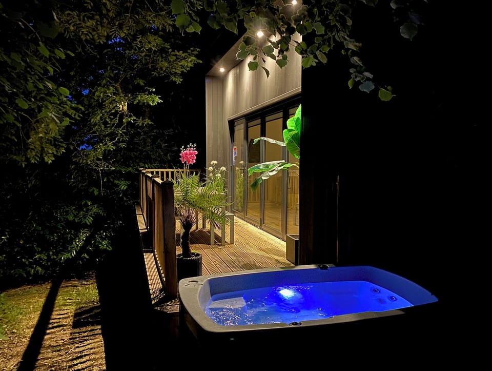 Sunridge Cube 2 with Hot Tub & Giant Home Cinema Cabin in England
