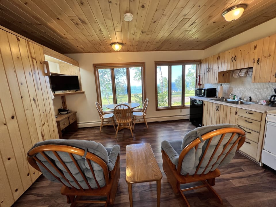 Quadruple Room | Living area | Smart TV, Netflix, Hulu, streaming services