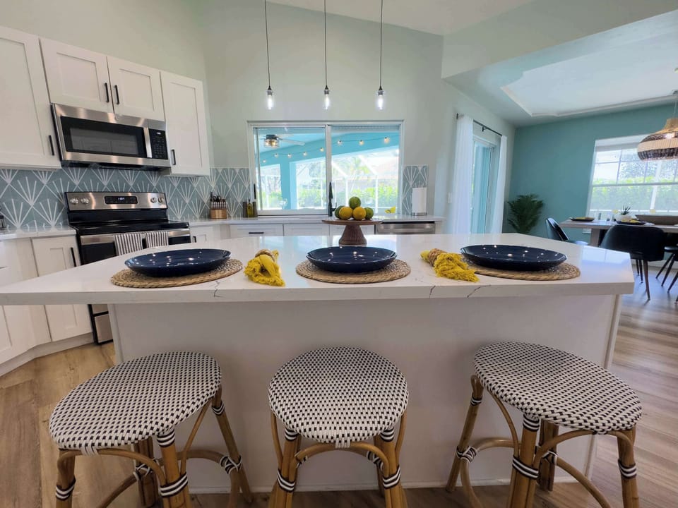 Grab breakfast at the eat-in island before you take a dip on the pool! 
