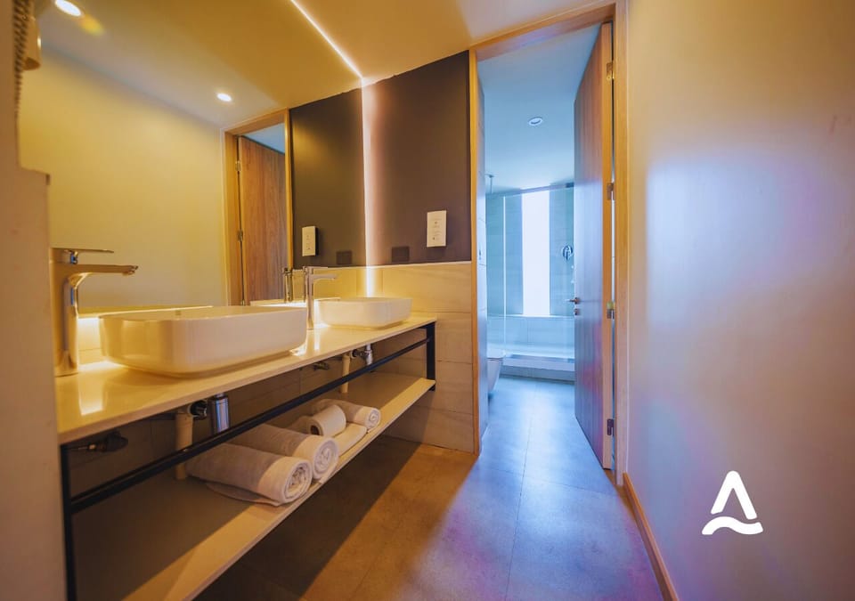 Alma Suite | Bathroom | Shower, towels