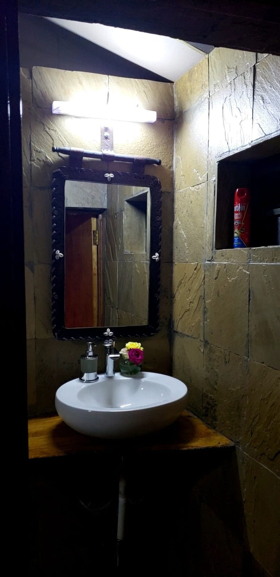 Shower, rainfall showerhead, free toiletries, towels