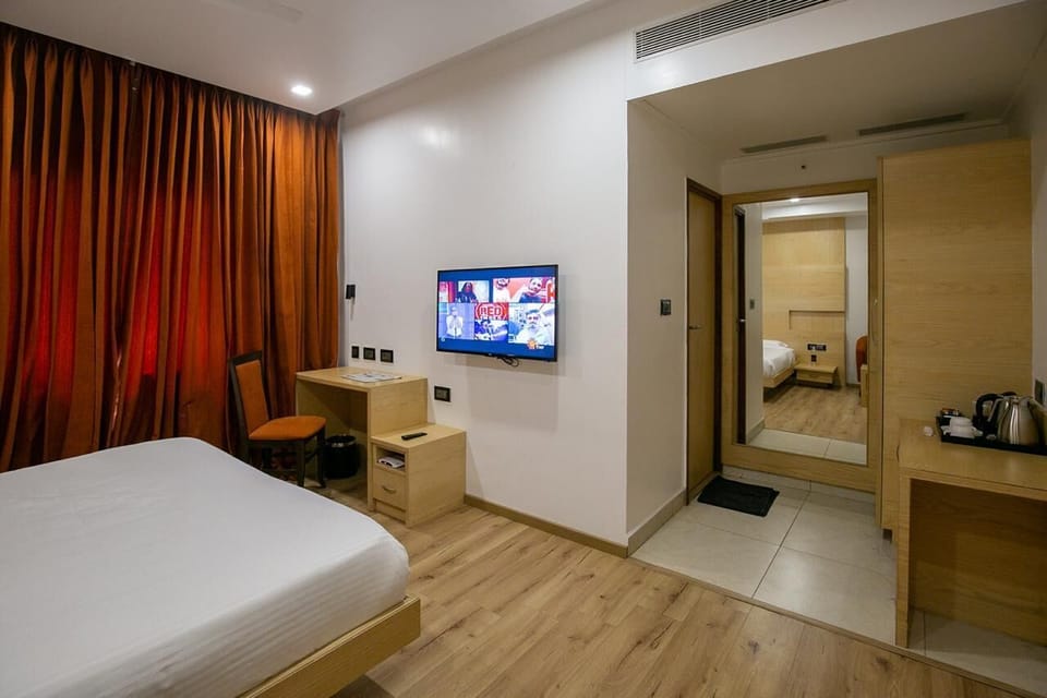 Premium bedding, in-room safe, iron/ironing board, free WiFi