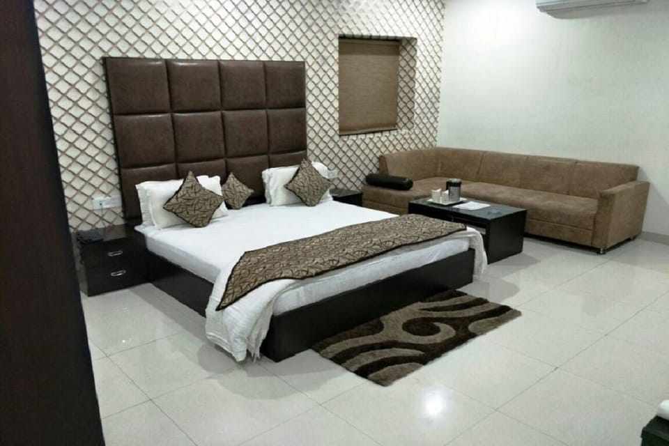 Premium bedding, down comforters, minibar, individually decorated
