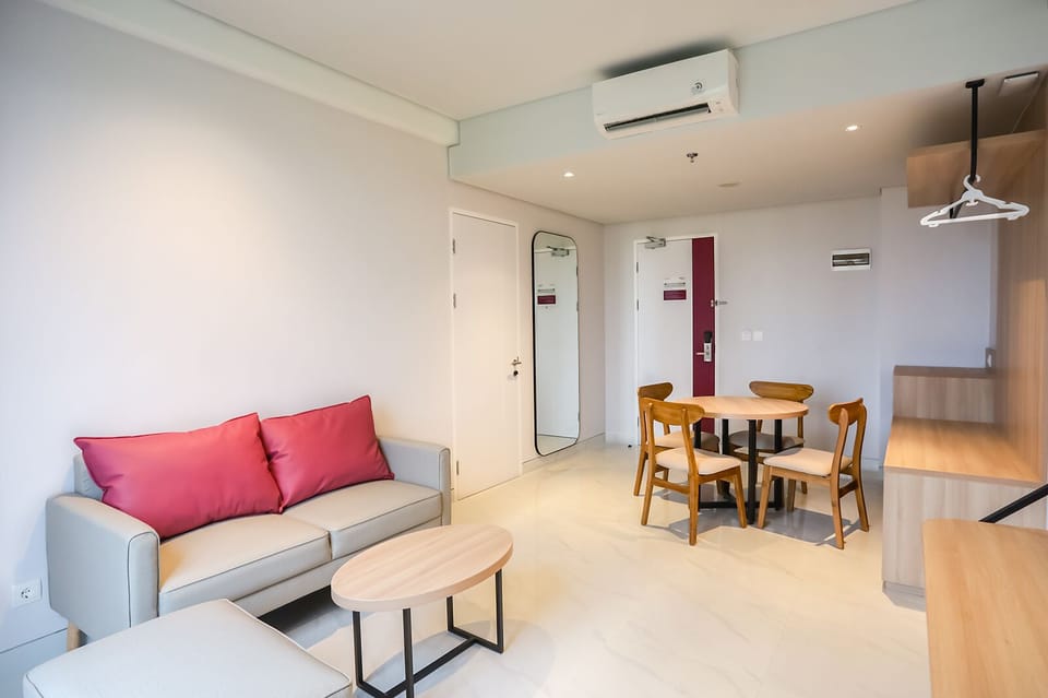 Junior Suite | Premium bedding, in-room safe, desk, iron/ironing board