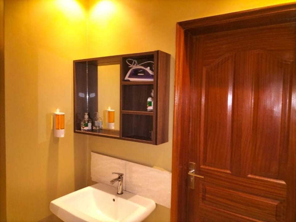 Standard Apartment | Bathroom | Shower, rainfall showerhead, free toiletries, towels