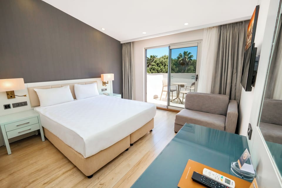 Standard Room | Minibar, blackout drapes, WiFi (free), bed sheets
