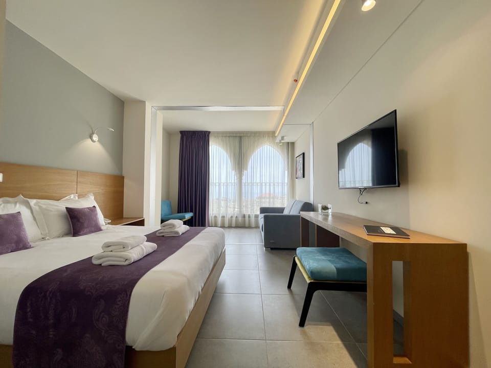 Grand Double or Twin Room | In-room safe, desk, laptop workspace, blackout drapes