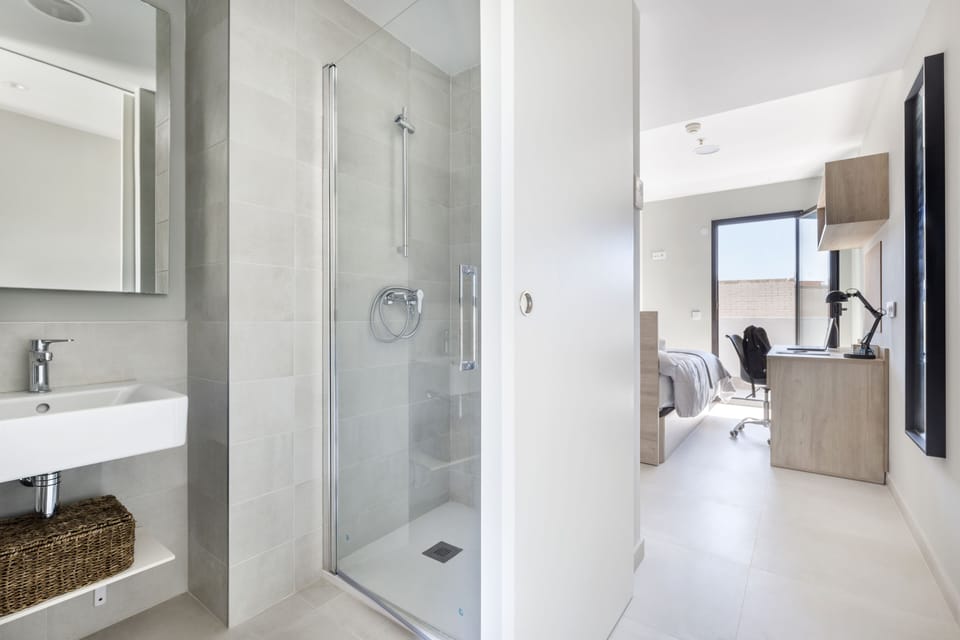 Basic Single Room | Bathroom