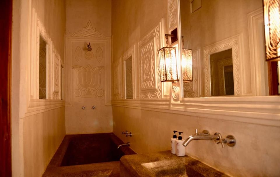 Combined shower/tub, towels