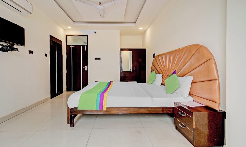 Deluxe Room | Desk, iron/ironing board