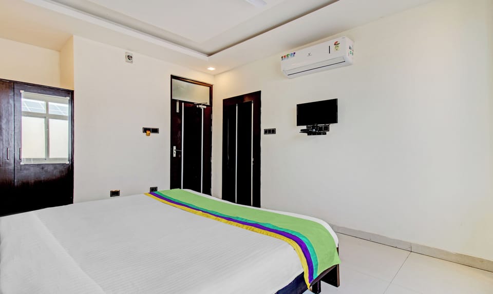 Standard Room | Desk, iron/ironing board