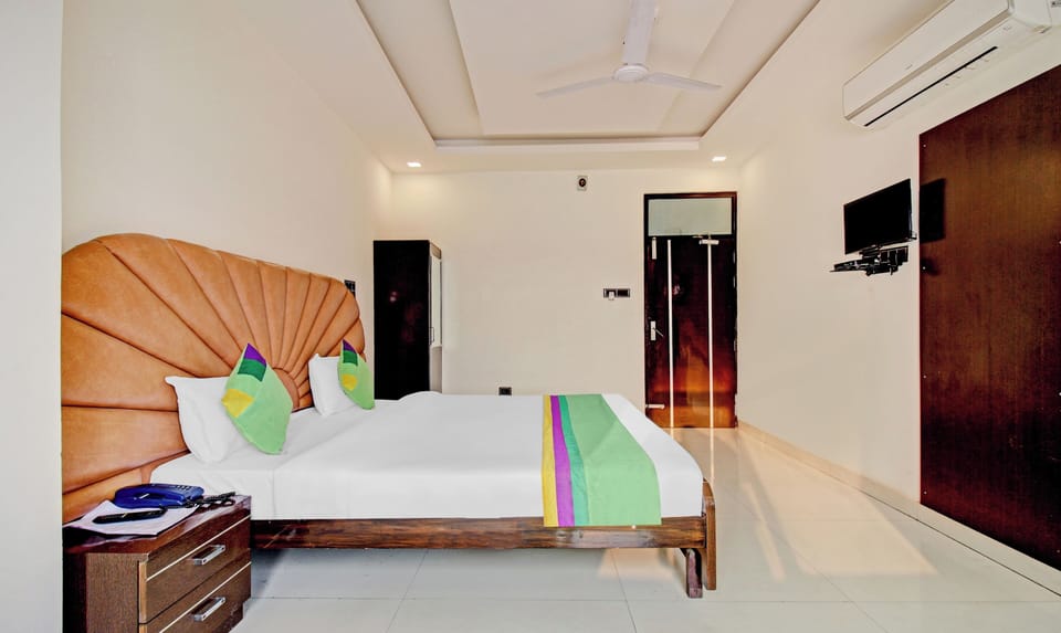 Deluxe Room | Desk, iron/ironing board