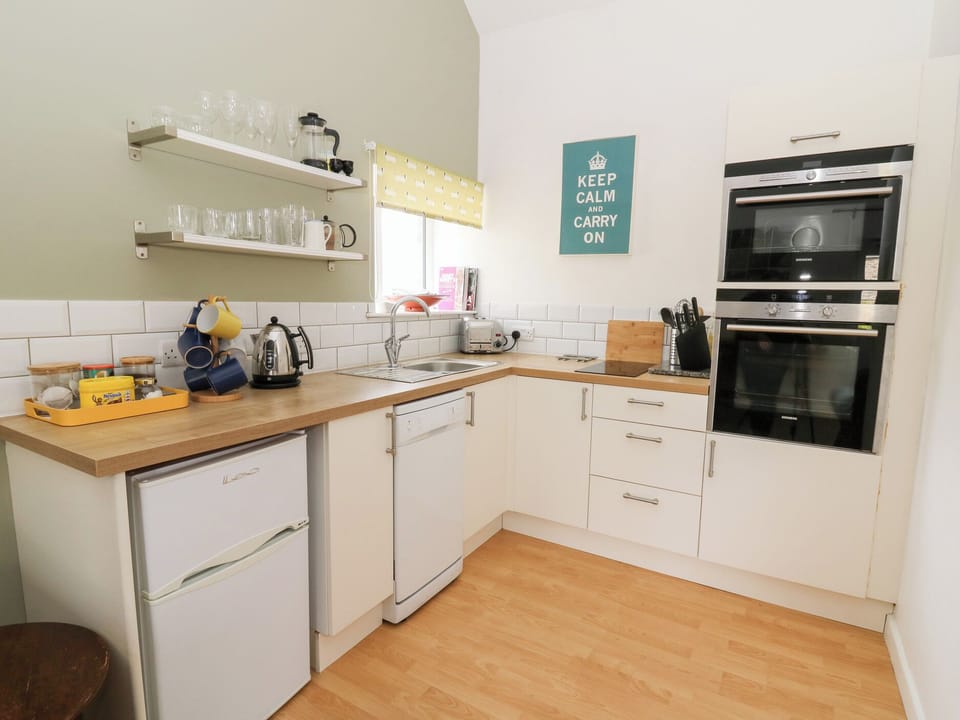 Cottage | Private kitchen | Fridge, dishwasher, electric kettle, toaster