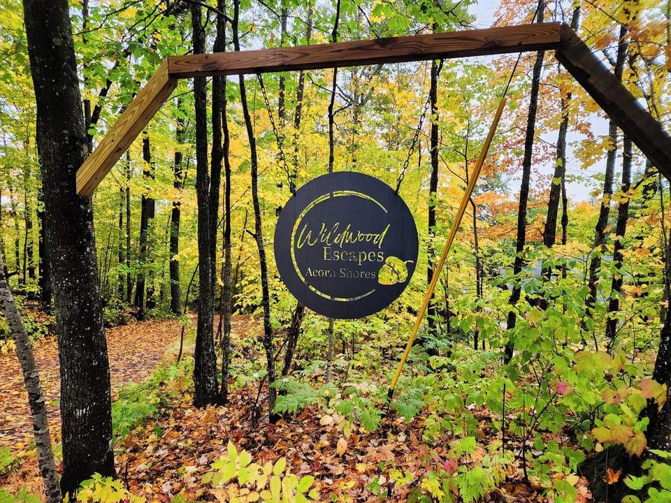 《Wildwood Escapes, Acorn Shores》 is located 15 minutes from Hayward in the heart of Wisconsin's Northwoods.