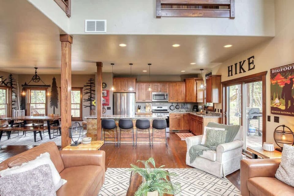 Main Level kitchen and dining room- seating for 7 at the dining room table with additional seating for 4 at the breakfast bar