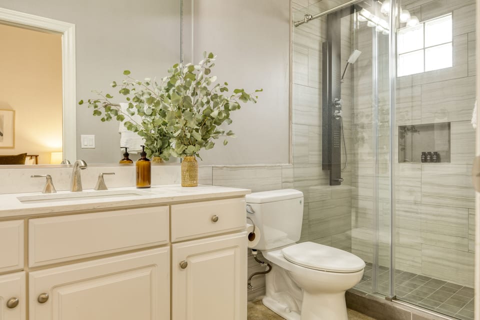 Bedroom 2's ensuite.